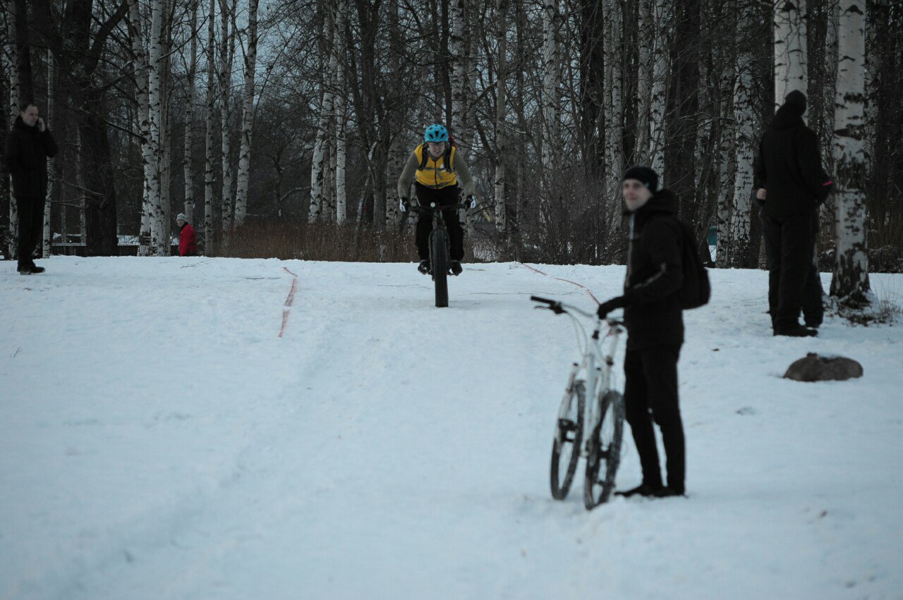 Велосипедисты в районе набережной Петрозаводска