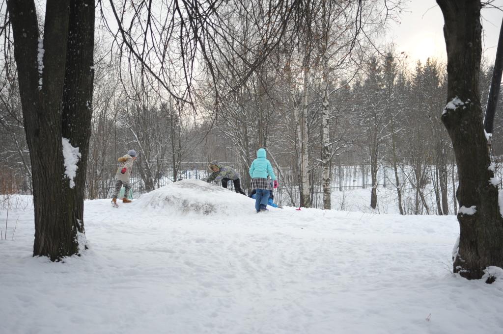 Юные жители Перевалки часто гуляют в парке "Шиловка". Фото: ИА "Республика" / Сергей Юдин.