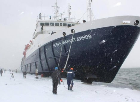 Ледокол из Владивостока направят к застрявшему в Охотском море теплоходу