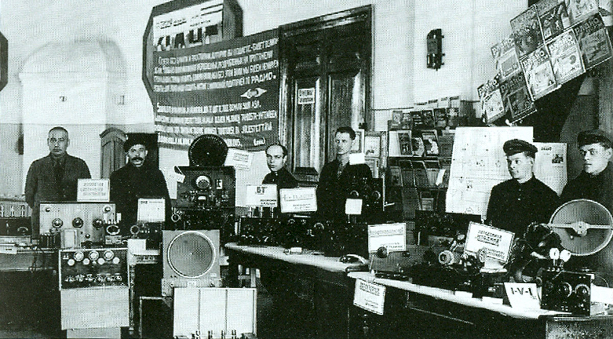 Выставка первых самодельных радиоприемников. 1929 год. Фото из книги "Три века Петрозаводска"