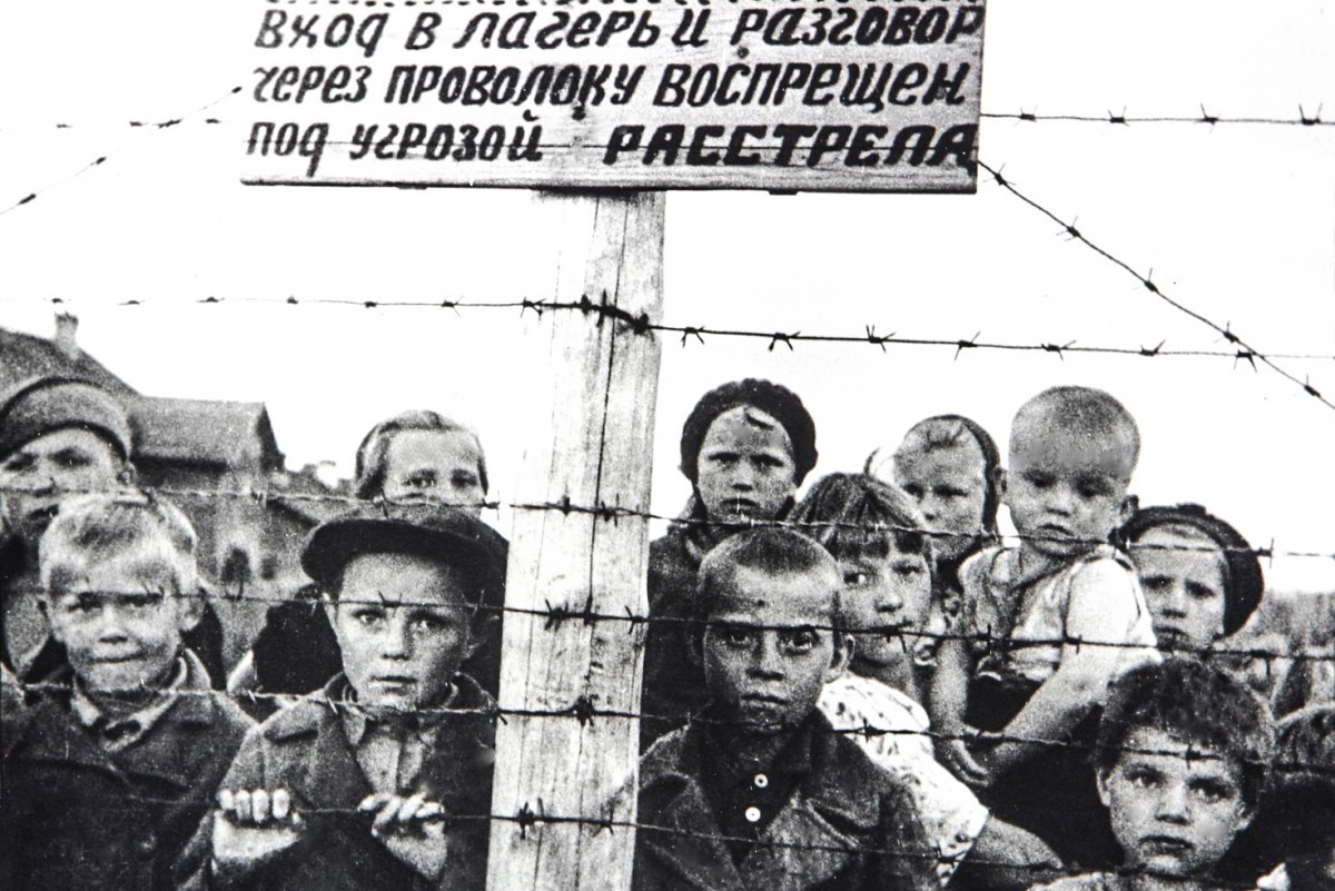 Известный снимок фотокорреспондента Галины Санько был доказательством военных преступлений на Нюрнбергском трибунале. Фотография сделана в Петрозаводске в 1944 году, крайняя справа девочка - Клавдия Нюппиева