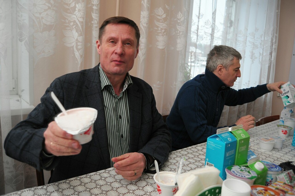 Владимир Лабинов дегустирует продукцию молокозавода. Фото: ИА "Респуб
