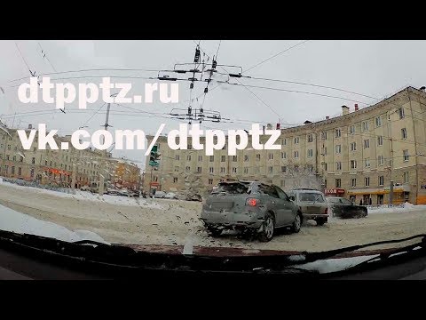 Три машины столкнулись в центре Петрозаводска