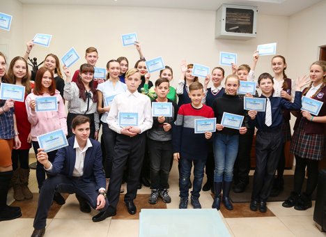 Школьникам Владивостока вручили путевки во Всероссийские детские центры