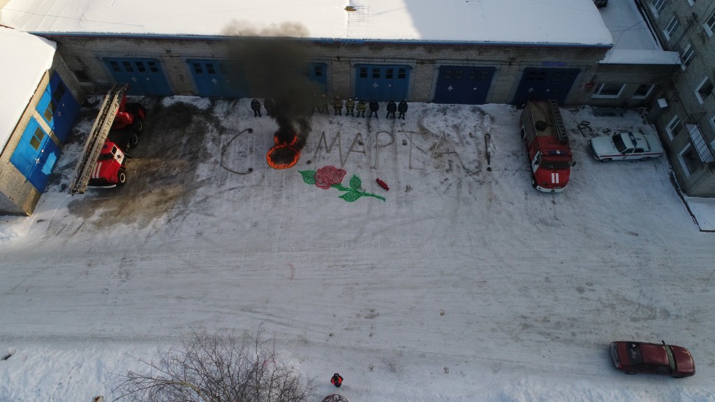 Поздравление с 8 марта от спасателей Сегежи. Фото: 4 отряд ФСП по Республике Карелия. 