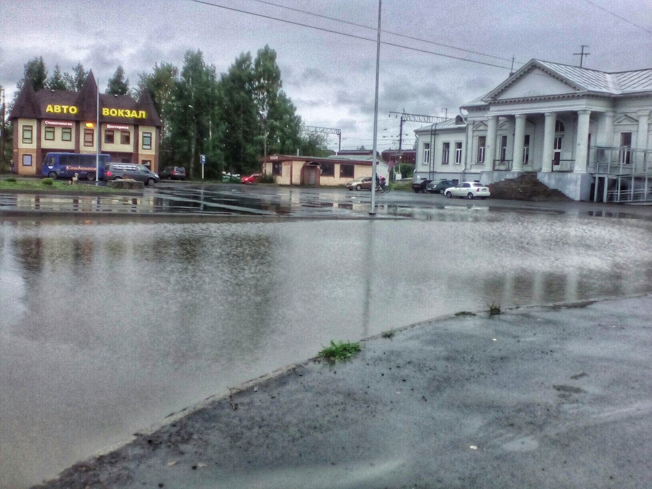 Привокзальная площадь Кондопоги после дождя. Фото: Юлия Шевчук