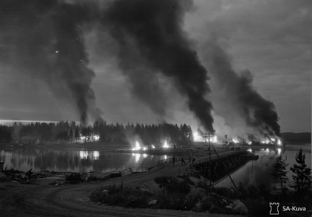 Горящее Поросозеро после отступления финских войск. Фото: sa-kuva.fi