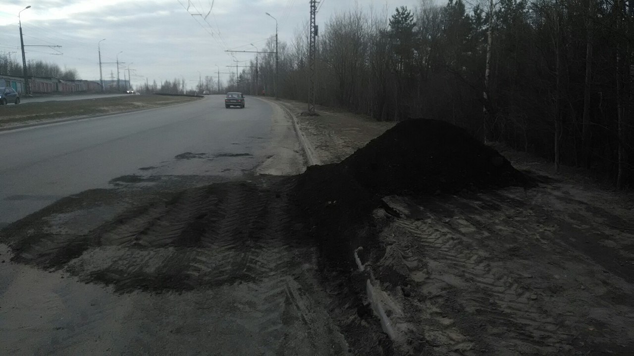 Дорожники заделали огромную яму на шоссе в Петрозаводске. Фото: "Республика"/Илья Прохоров