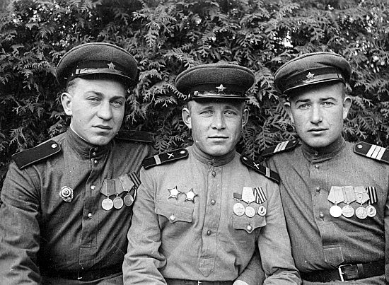 Николай Мартюгов (крайний слева) с боевыми товарищами. Фото: из личного архива