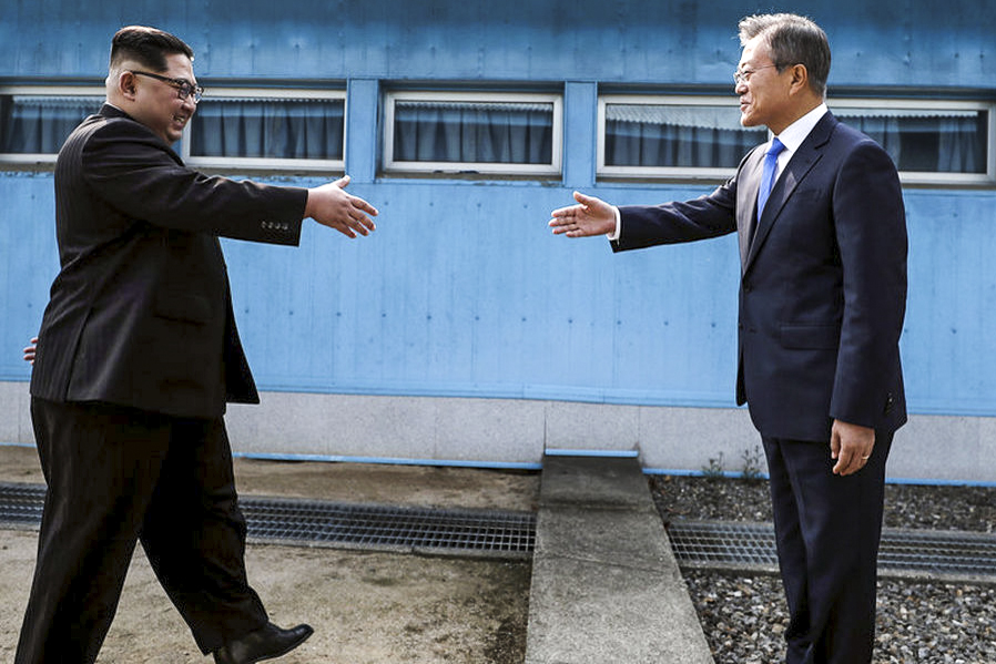 Встреча Ким Чен Ын и Мун Чжэ Ин. Фото: Korea Summit Press Pool/AP