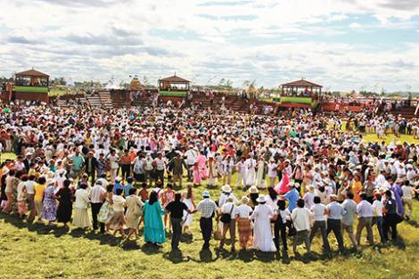 В Якутске три тысячи мужчин вышли на танец