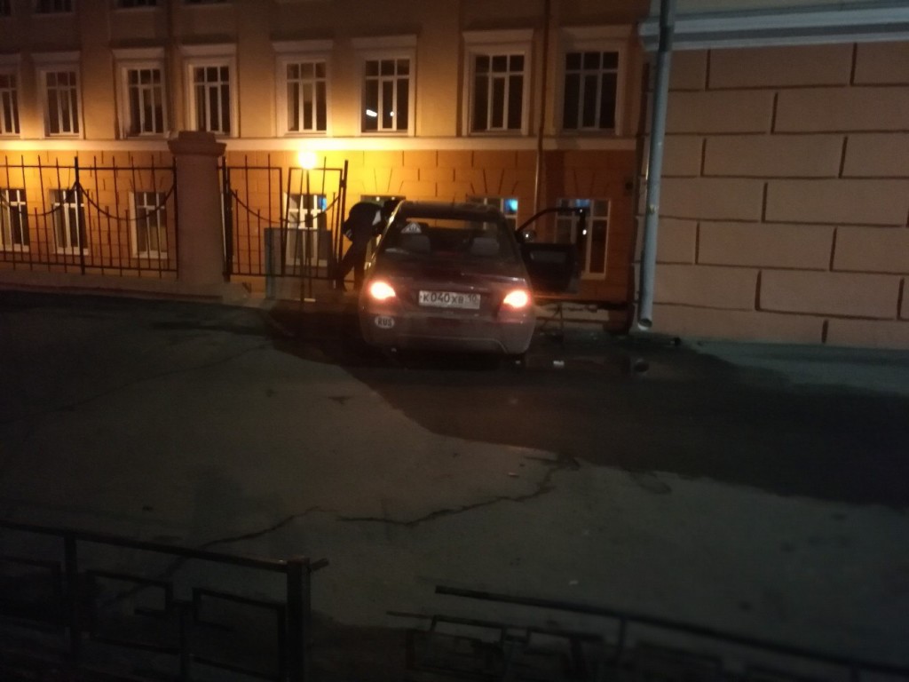 Иномарка пробила забор здания ПетрГУ