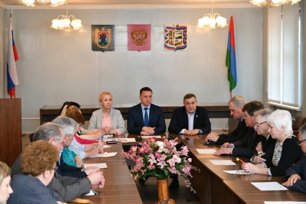 На совещании в Пряже с участием сенатора Александра Ракитина