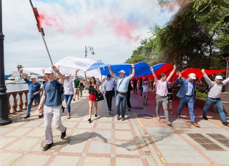 День Российского флага Приморье отмечает концертами и патриотическими акциями