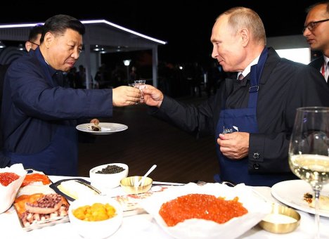 Путин и Си Цзиньпин поели блинов с икрой под водочку
