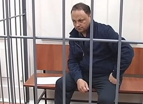 Экс-мэра Владивостока возмутила клетка в суде