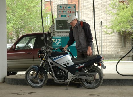 Во Владивостоке снизились цены на бензин