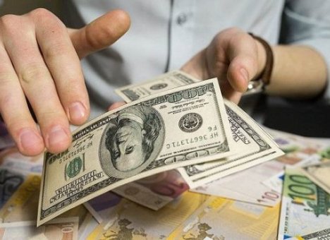 Россия в одном шаге от запрета хождения доллара и евро в стране