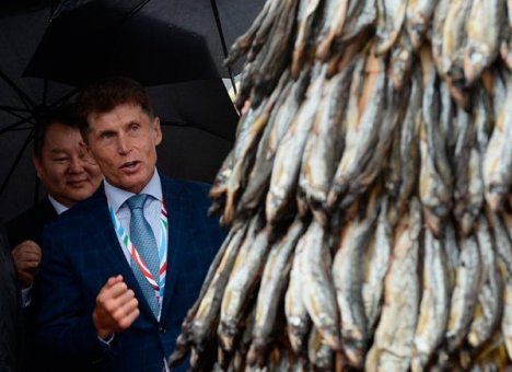 Олег Кожемяко пообещал продолжать работу по снижению цен на рыбу в регионе