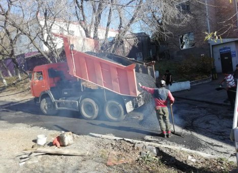 Оперативное решение Кожемяко позволило отремонтировать во Владивостоке несколько тысяч квадратных метров дорог