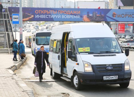 Во Владивостоке на центральной остановке общественного транспорта высадка-посадка опасна