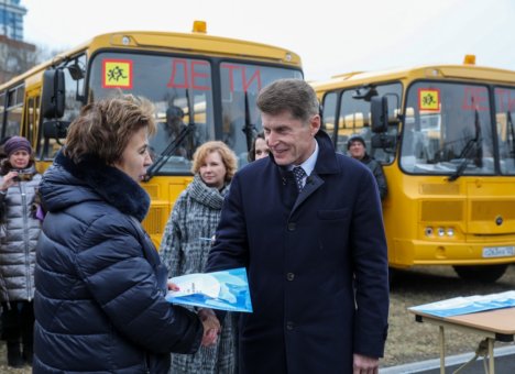 Врио губернатора передал 51 школьный автобус в районы Приморья