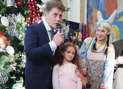 Олег Кожемяко с супругой посетил детский утренник 