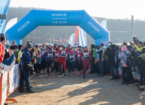Более 1000 спортсменов и любителей легкой атлетики пробежали по льду Японского моря в Приморье