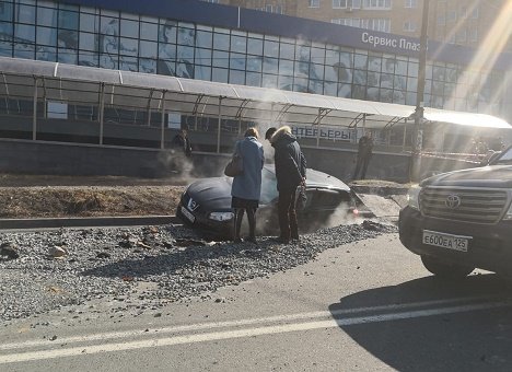 На место провала дороги во Владивостоке прибыли сотрудники полиции (Фото)