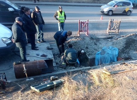 Во Владивостоке устраняют крупную коммунальную аварию (Фото)