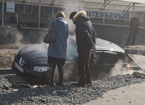 Владельцу провалившегося под землю во Владивостоке авто возместят ущерб