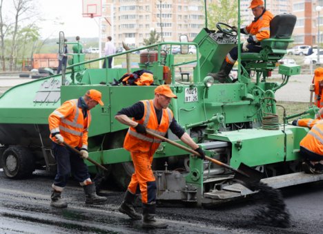 Дорожники Владивостока продолжают ремонт городских магистралей и внутриквартальных проездов