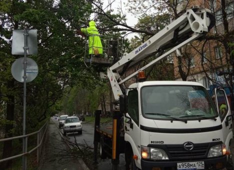 Во Владивостоке более 50 единиц спецтехники убирают последствия стихии