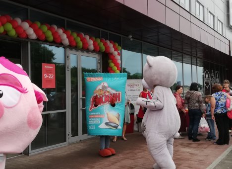 На открытии нового супермаркета во Владивостоке посетителям дарят подарки
