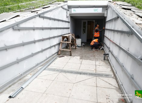 Во Владивостоке подрядчик устраняет дефекты в туалете на Спортивной набережной