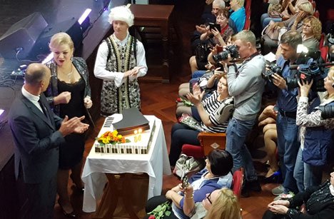 Торт в виде рояля украсил концерт, посвященный 80-летию Приморской краевой филармонии