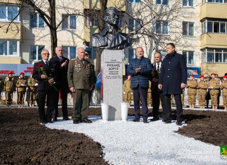 Памятник советскому разведчику Рихарду Зорге открыли во Владивостоке