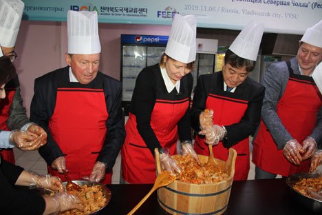 Корейские повара показали студентам Владивостока, как приготовить Чапхэ и Чончжу пибимпаб