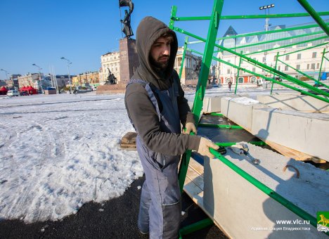 Главную городскую ёлку монтируют во Владивостоке