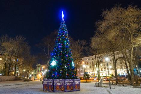 Новогодние огни погружают Владивосток в атмосферу праздника