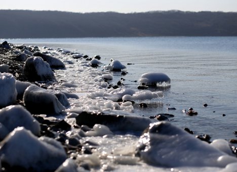 Теплая погода мешает укреплению льда на акваториях Приморья