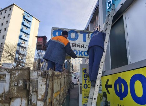 Владивосток продолжает бороться с незаконными баннерами и рекламными щитами