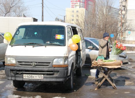 Нелегальные продавцы цветов перекрывают торговлю магазинам