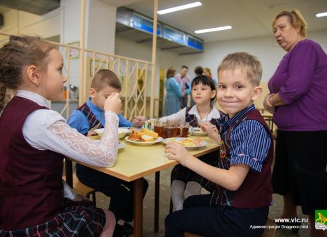 1 апреля в школах Владивостока начнется выдача разовых продуктовых наборов