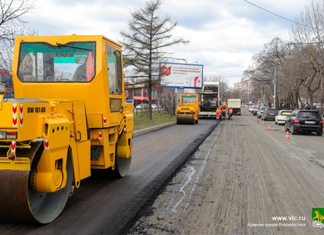 Во Владивостоке началось асфальтирование улицы Русской