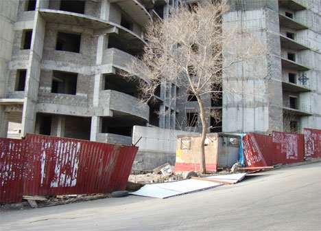 Во Владивостоке недостроенный жилой комплекс УМВД России остается брошенным и представляет угрозу