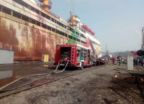 В Находке загорелся крупнейший в мире плавзавод