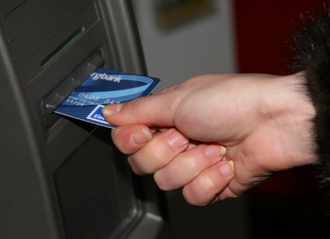 Выпуск банковских карт в России может стать платным