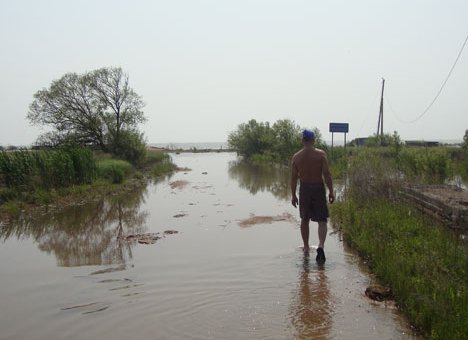 Стихия наносит урон полям и дорогам