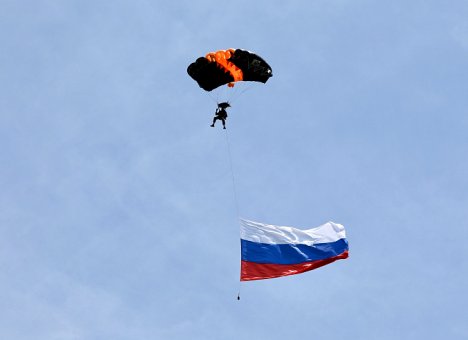 Флаги России в небе – Приморье отмечает принятие новой Конституции